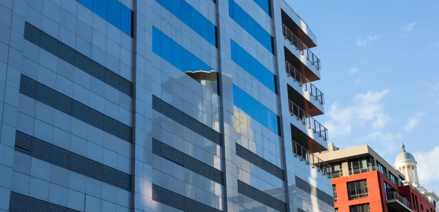 Edificios rehabilitados que se venden como obra nueva: qué garantías tiene comprar un inmueble reformado integralmente